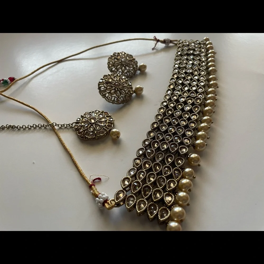 Choker set with earrings and tikka - Picture 5 of 6